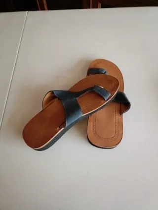 Sandalias de hombre color cuero y azul de piel .