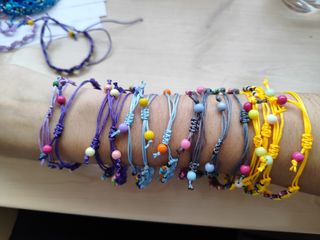Pulseras de hilo con cuentas