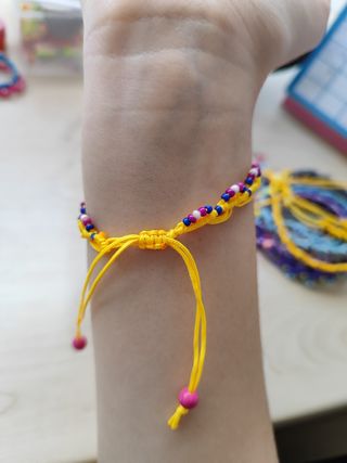 Pulseras de hilo con cuentas