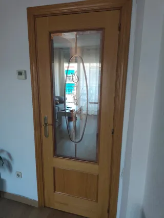Puerta madera con cristal decorado