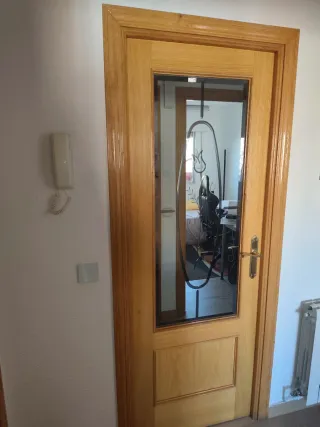 Puerta madera con cristal decorado