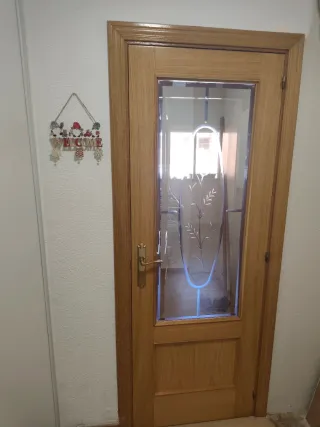 Puerta madera con cristal decorado