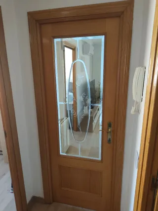Puerta madera con cristal decorado