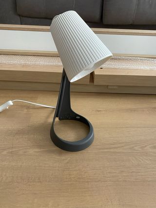 URGE! Escritorio y silla con reposabrazos.