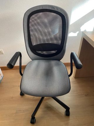 URGE! Escritorio y silla con reposabrazos.