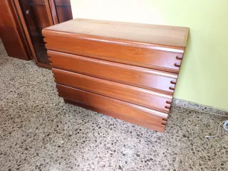 Cómoda de roble con estante