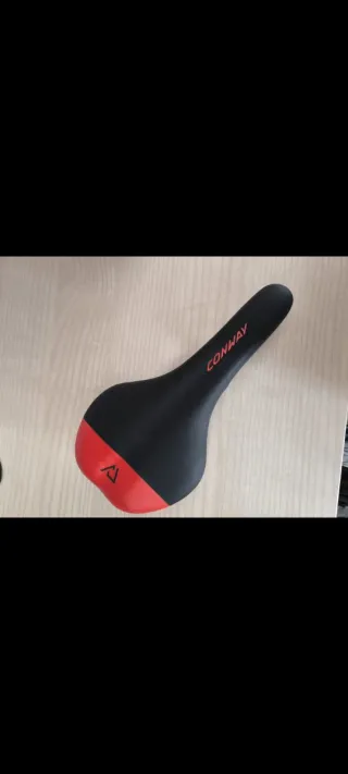 Sillín de Bicicleta CONWAY Negro y Rojo