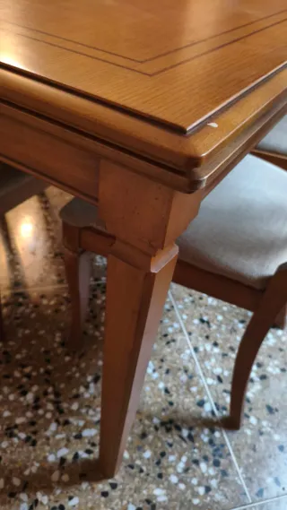 Mesa de comedor de madera