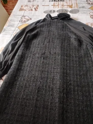 Vestido negro Zara con flor