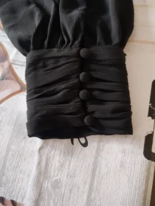 Vestido negro Zara con flor