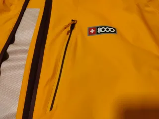 Chaqueta impermeable 8000 amarilla