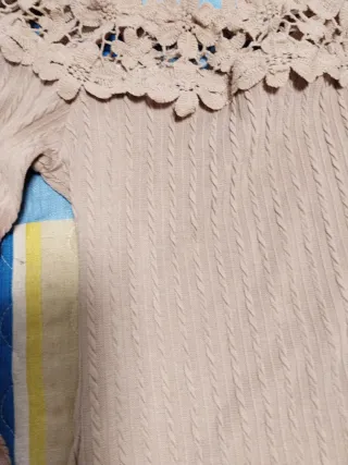 Jersey beige con encaje