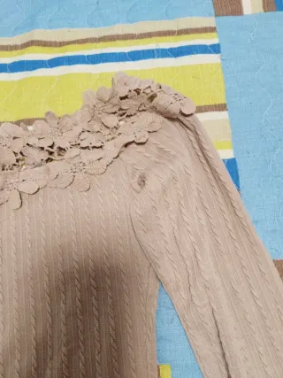 Jersey beige con encaje