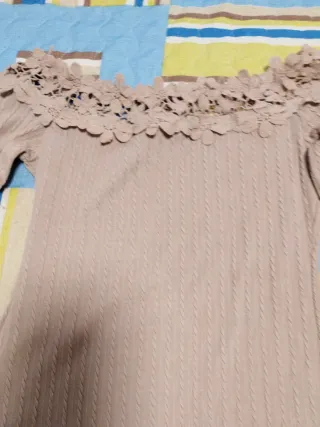 Jersey beige con encaje