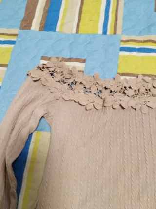 Jersey beige con encaje