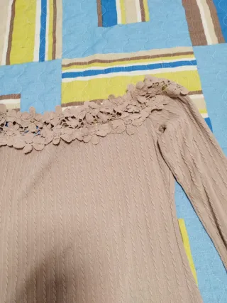 Jersey beige con encaje