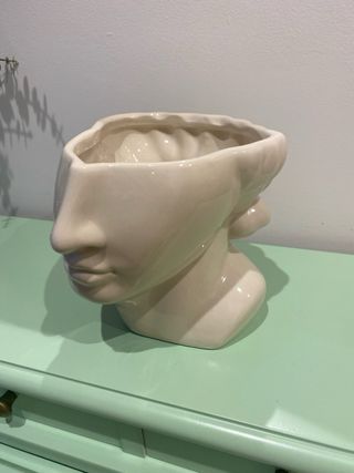 Adorno cabeza cerámica con planta artificial