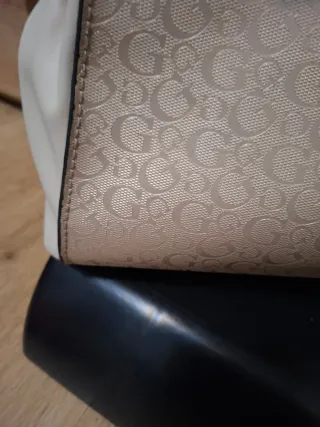 Bolso Guess Beige y Dorado