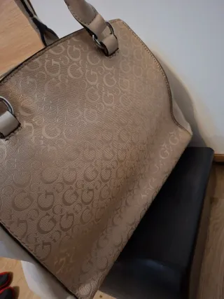 Bolso Guess Beige y Dorado