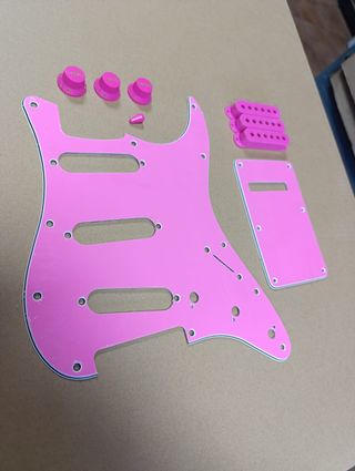 Golpeador, tapas y botones Stratocaster rosa