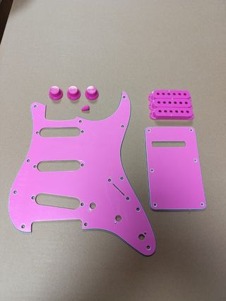 Golpeador, tapas y botones Stratocaster rosa