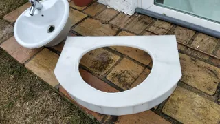 Lavabo pequeño de cerámica con mármol