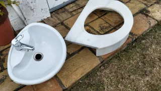 Lavabo pequeño de cerámica con mármol