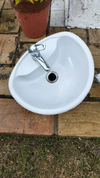 Lavabo pequeño de cerámica con mármol