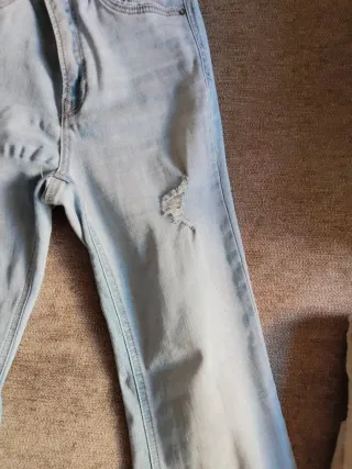 Pantalón vaquero niña desgastado