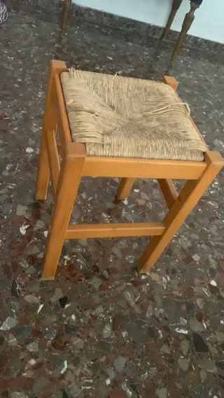 Taburete de madera con asiento de esparto
