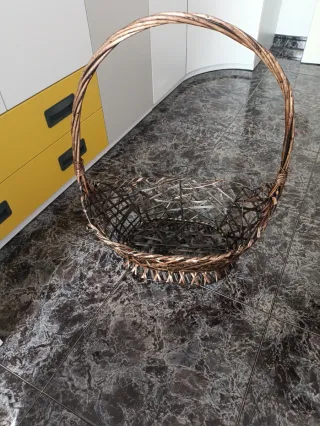 Cesta de mimbre con asa