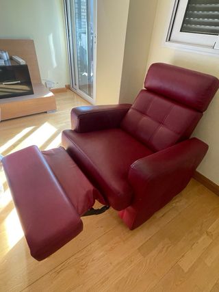 Sillón de piel granate