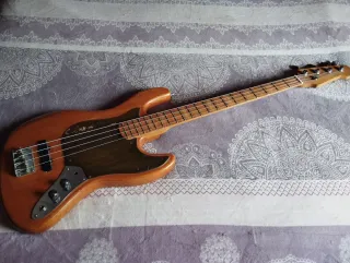 Bajo eléctrico tuneado por luthier