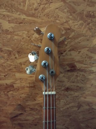 Bajo eléctrico reformado por luthier