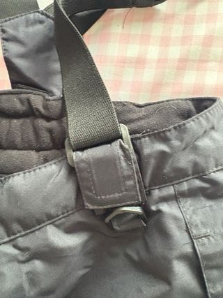 Peto de esquí negro con tirantes