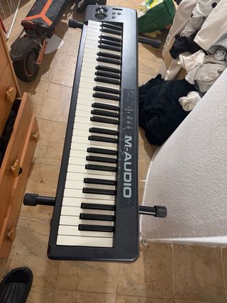 Teclado M-Audio MIDI Junto con su suporte