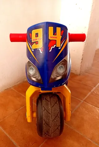 Moto de equilibrio infantil azul y amarilla.