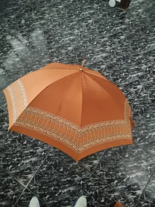 Paraguas marrón y dorado