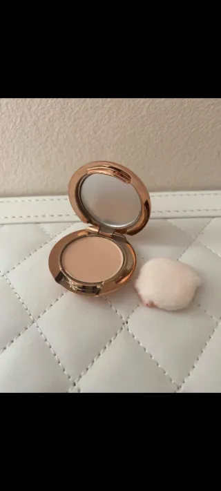 Polvos compactos o marca Charlotte tibury