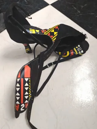 Zapatos de baile negros con diseño