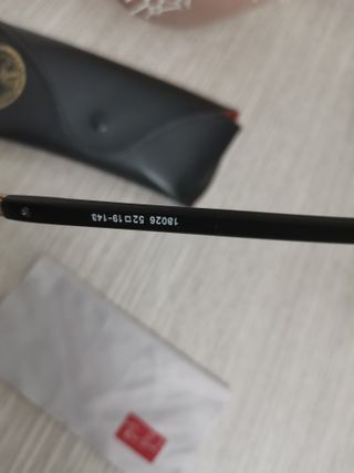 Occhiali da sole Ray-Ban neri e oro