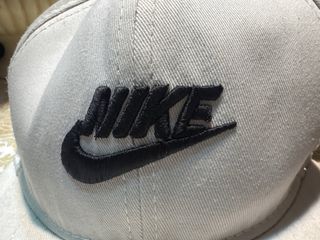 Gorra Nike Beige y Negra