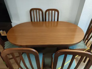 Mesa extensible y 6 sillas de madera