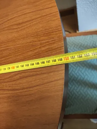 Mesa extensible y 6 sillas de madera