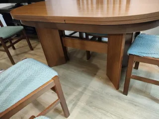 Mesa extensible y 6 sillas de madera