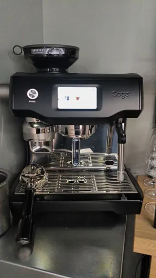 Cafetera Sage Plus con molinillo automático.
