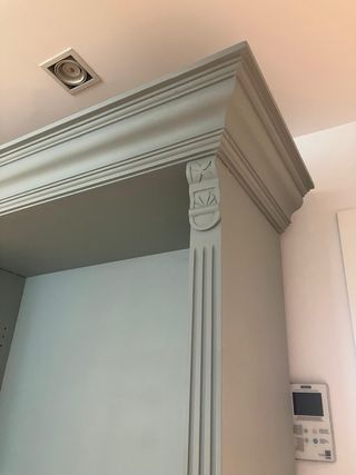 Estantería restaurada con cajones