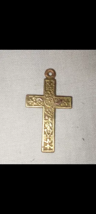 Crucifijo bañado en oro con diseño floral