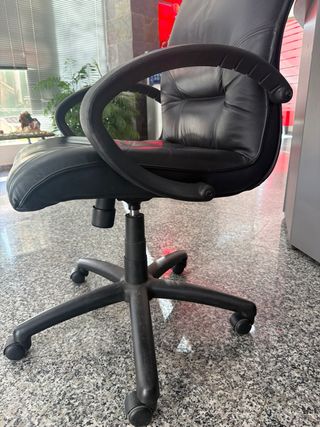 Silla de oficina negra