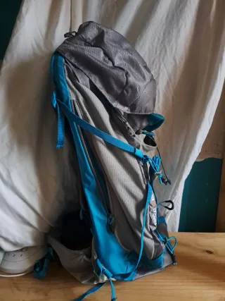 Mochila nueva Quechua Forclaz Air 40L